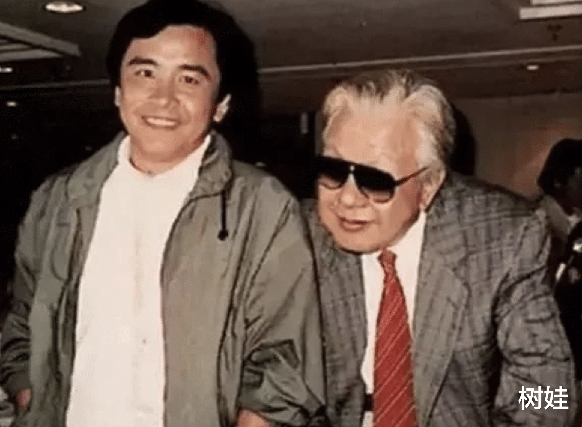 76岁姜大卫与张彻遗孀合照，半蹲合照以表敬意，称见到师母太开心