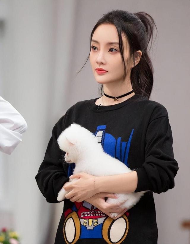 让李晨当牛做马,与韩庚街头热吻,被弟弟弄进医院,她才是真浪姐