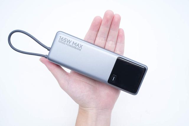 支持65W PD快充和120W小米快充，小米165W自帶線充電寶拆解