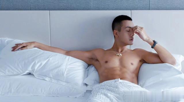 来看看两位型男男演员，行走的荷尔蒙男人味十足，演技精湛。