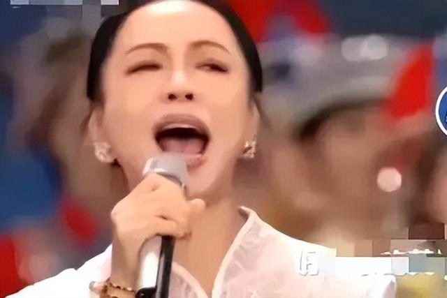 黄绮珊|黄绮珊春晚演唱《难忘今宵》!音乐之路坎坷,舞台之上展现坚韧!