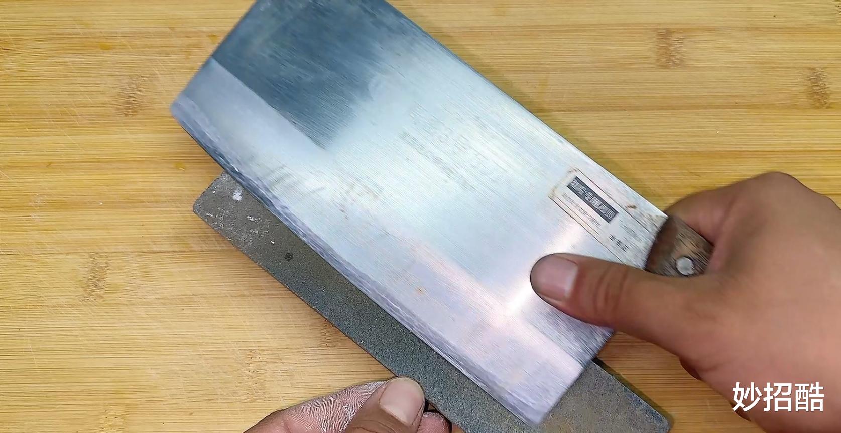 把牙膏抹在菜刀上，没想到这么厉害，家家户户都要用，快去试试