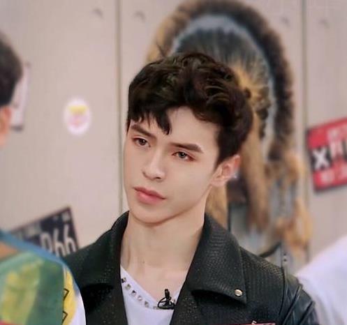 他是“军旅一哥”,与发妻结婚33年零绯闻,儿子有才颜值高是歌手