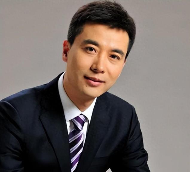 央视主播郭志坚，低调隐婚妻儿幸福，却不顾名声送父母去养老院