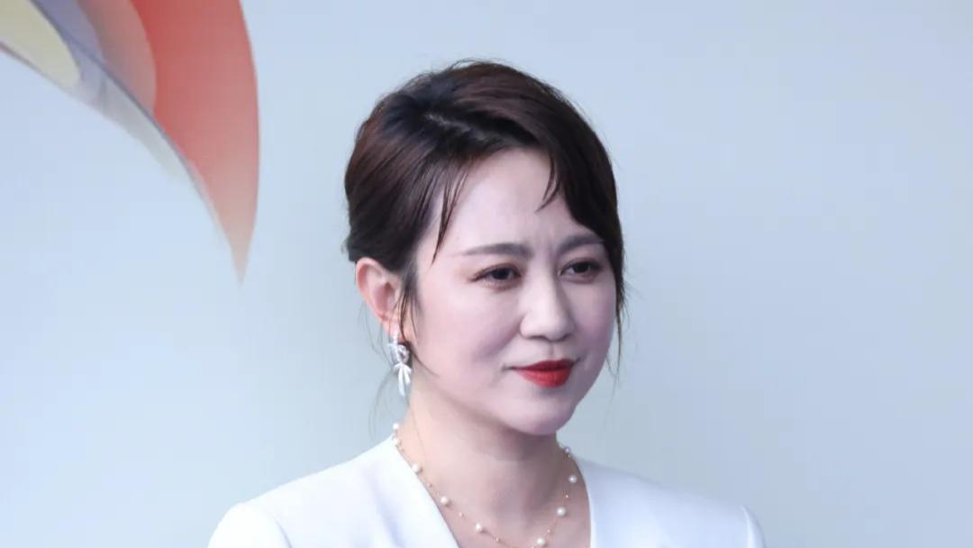 金鸡奖提名表彰仪式：马丽白裙优雅，范丞丞拘谨，沈腾赵丽颖缺席