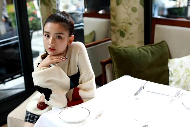 宋祖儿这照片拍的跟小孩似的，哈哈