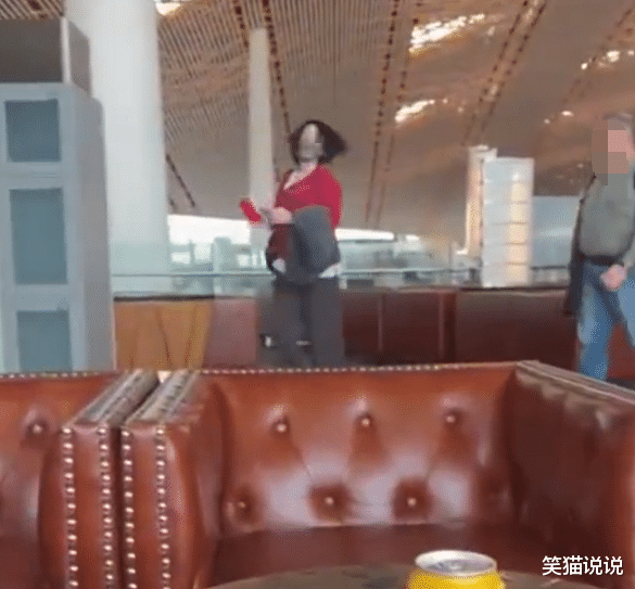 王菲机场被偶遇：红衣短发好随性，头发轻扬好飒！