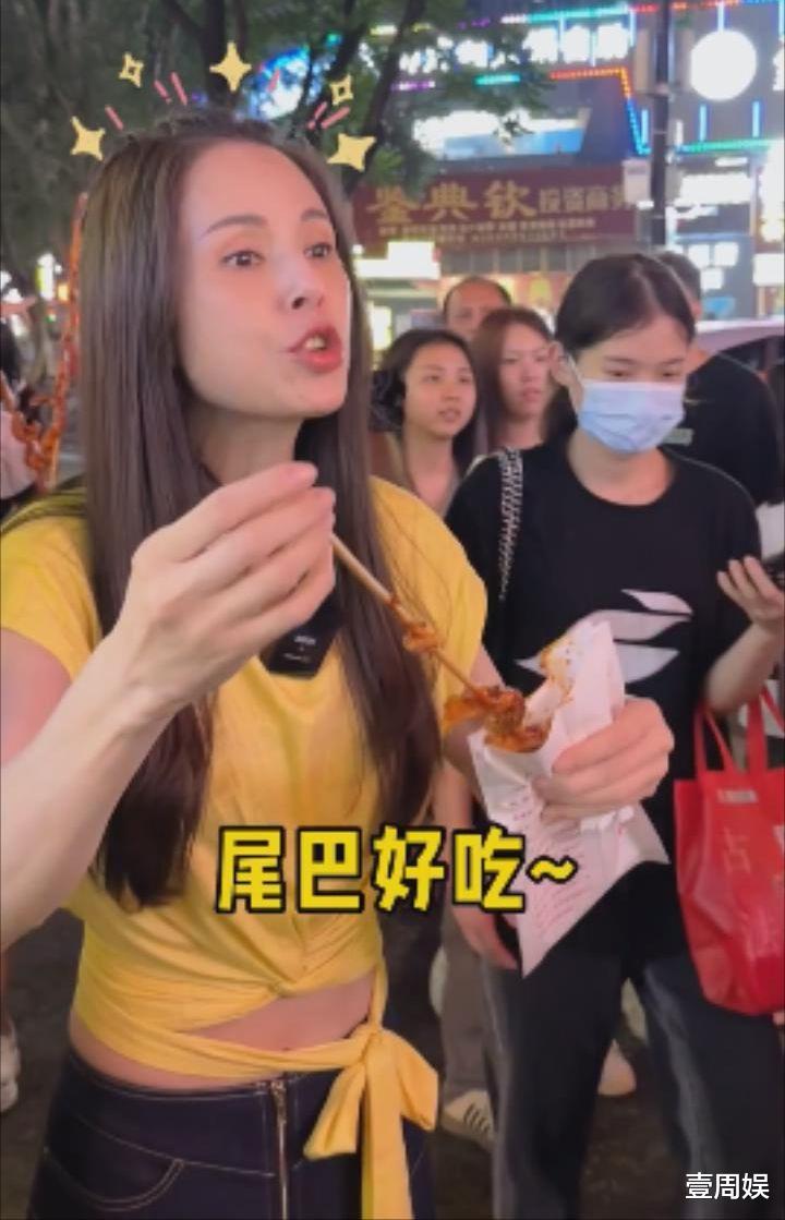 李若彤逛夜市被偶遇,大口吃路边摊接地气,网友:姑姑太能吃了