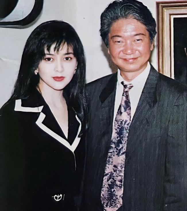 看到28年前关之琳和宁静的合影，才彻底明白：绝色和漂亮的区别