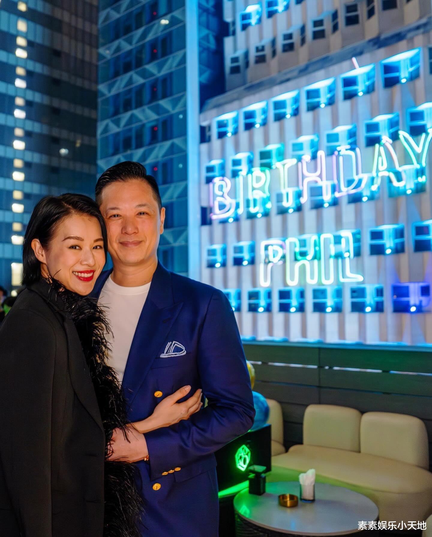 胡杏儿为富豪老公庆生,怀抱3个儿子甜蜜亲吻,一家5口超幸福