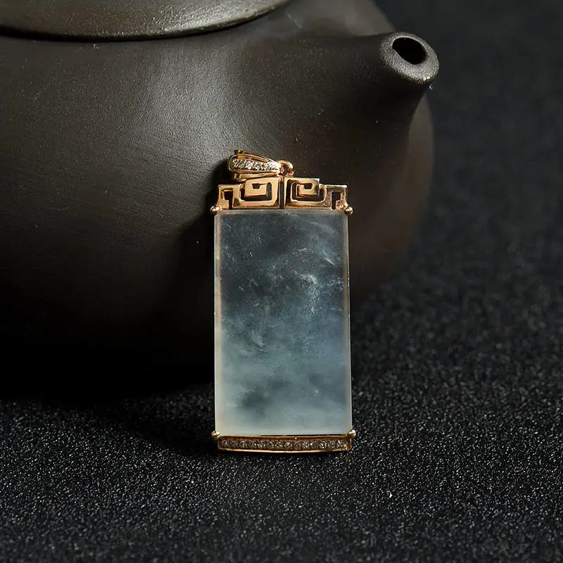 毫无技术含量的翡翠无事牌，为何能成为各大珠宝拍卖会的常客？