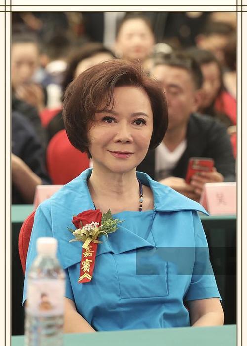 65岁倪萍模样大变疑整容,苹果肌明显两大坨,下巴又尖又长变年轻