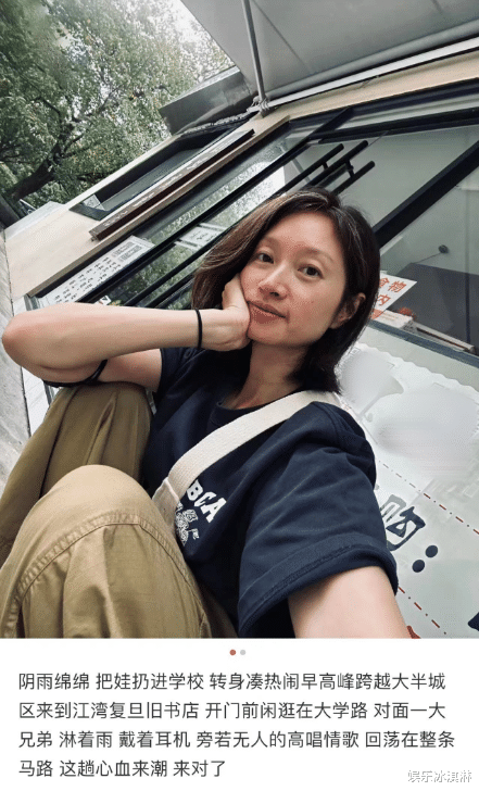 朱亚文媳妇素颜送孩子上学，额前满是白发，仍被网友盛赞：太美了