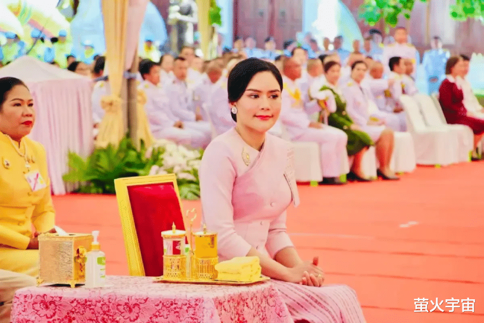 苏提达华丽亮相，却被32岁新宠“抢风头”，72岁泰王让后宫团紧相随