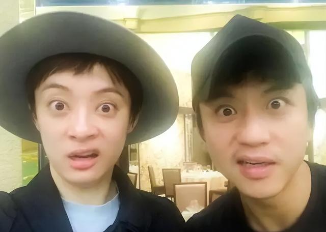 45岁邓超和李乃文上海拍戏,风吹现秃顶,明星也逃不开秃顶烦恼啊