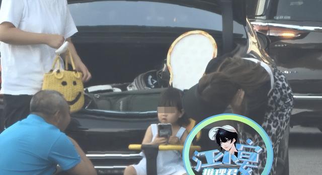 36岁释小龙带妻女逛商场,妻子撞脸杨颖身材火辣,开迈巴赫好低调