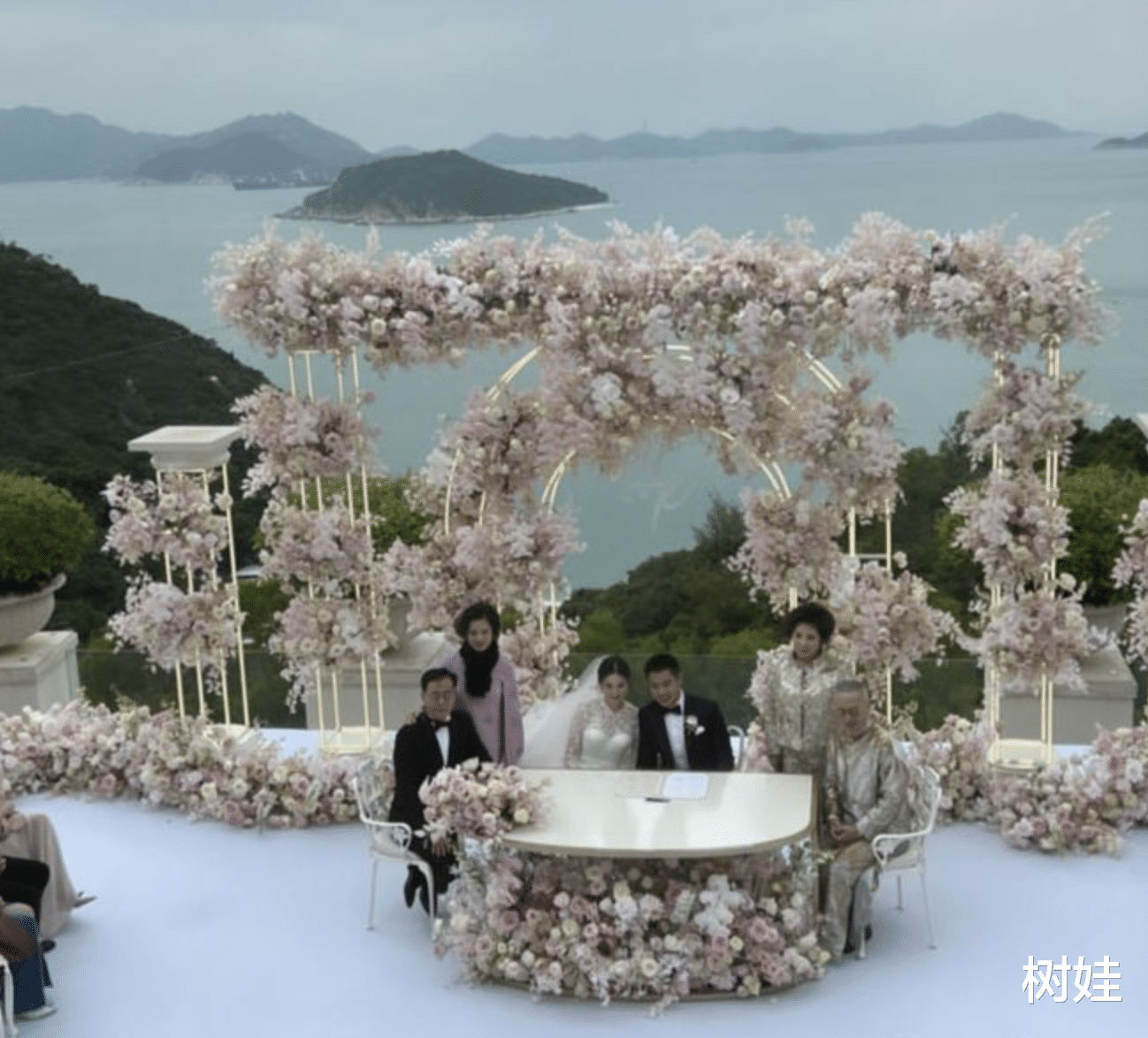 莎莎太子爷庆祝儿子满月，在豪宅办满月派对，大厅金碧辉煌像宫殿