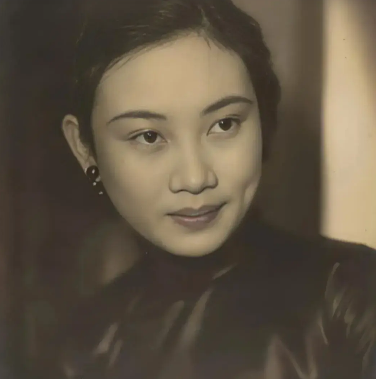 1975年,一女乞丐横尸街头,路人拨开她的白发,惊呼道:怎么是她