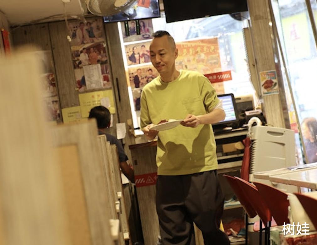 52岁TVB绿叶一年没戏拍，到内地唱歌帮补生计，自曝一万元唱三首