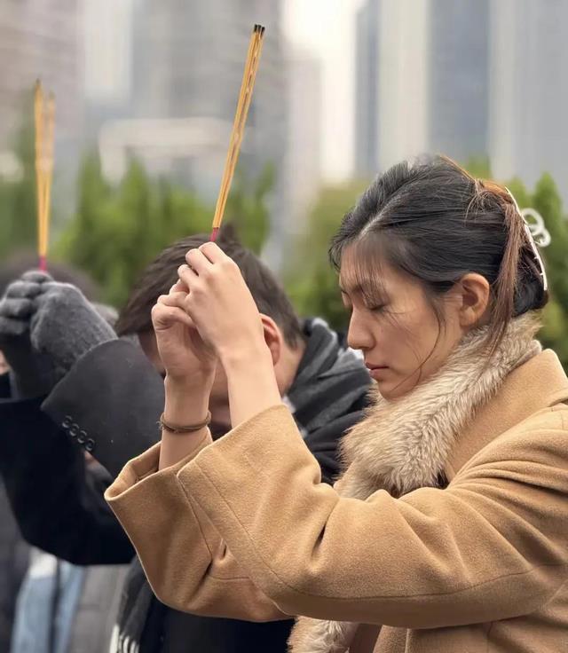 “元芳”张子健携女儿来墓地祭拜妻子,出落得亭亭玉立像极了李婷