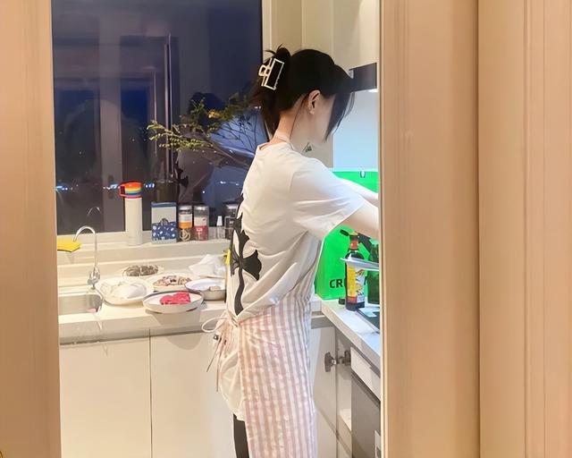 38岁上海未婚女孩，在网络上晒出一个人的晚餐，网友：活明白了