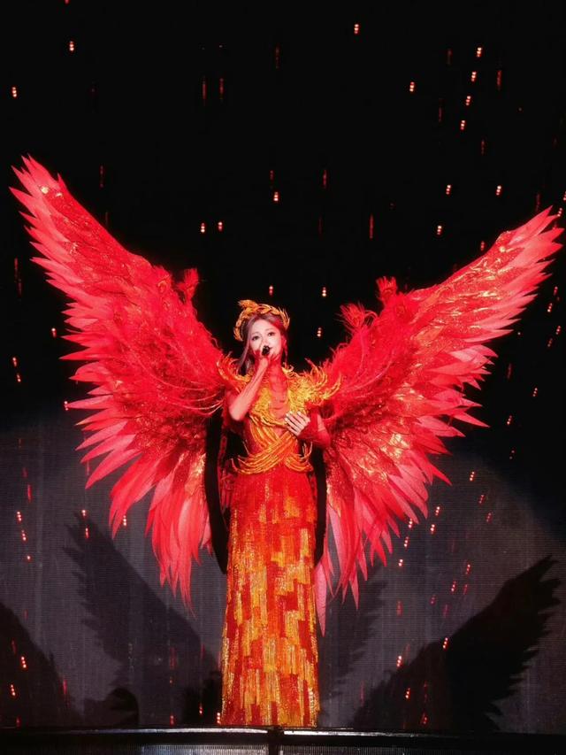 张韶涵演唱会身穿火凤凰裙好耀眼,造型师真是爱惨了张韶涵吧