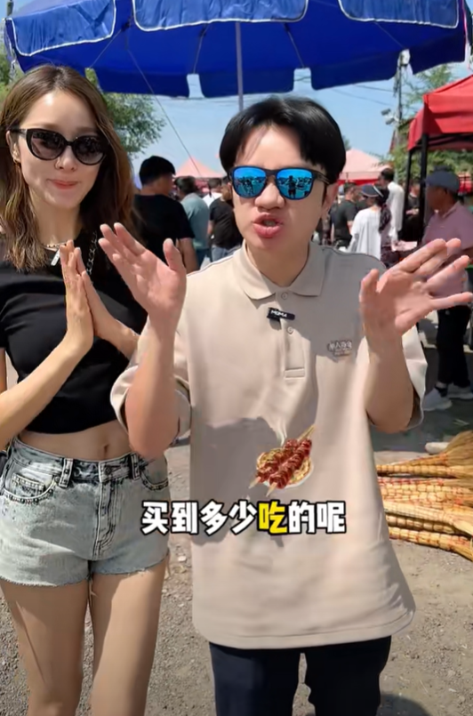 王祖蓝携娇妻现身新疆赶集!175cm娇妻瘦脱相,40岁仍打扮像少女