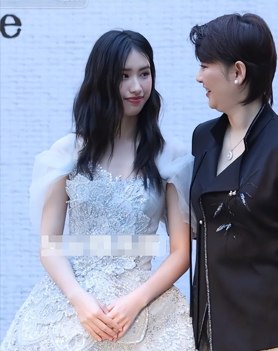 红毯这一天,吉克隽逸肌肉健硕,徐朵大长腿惊艳,刘诗诗赢麻了