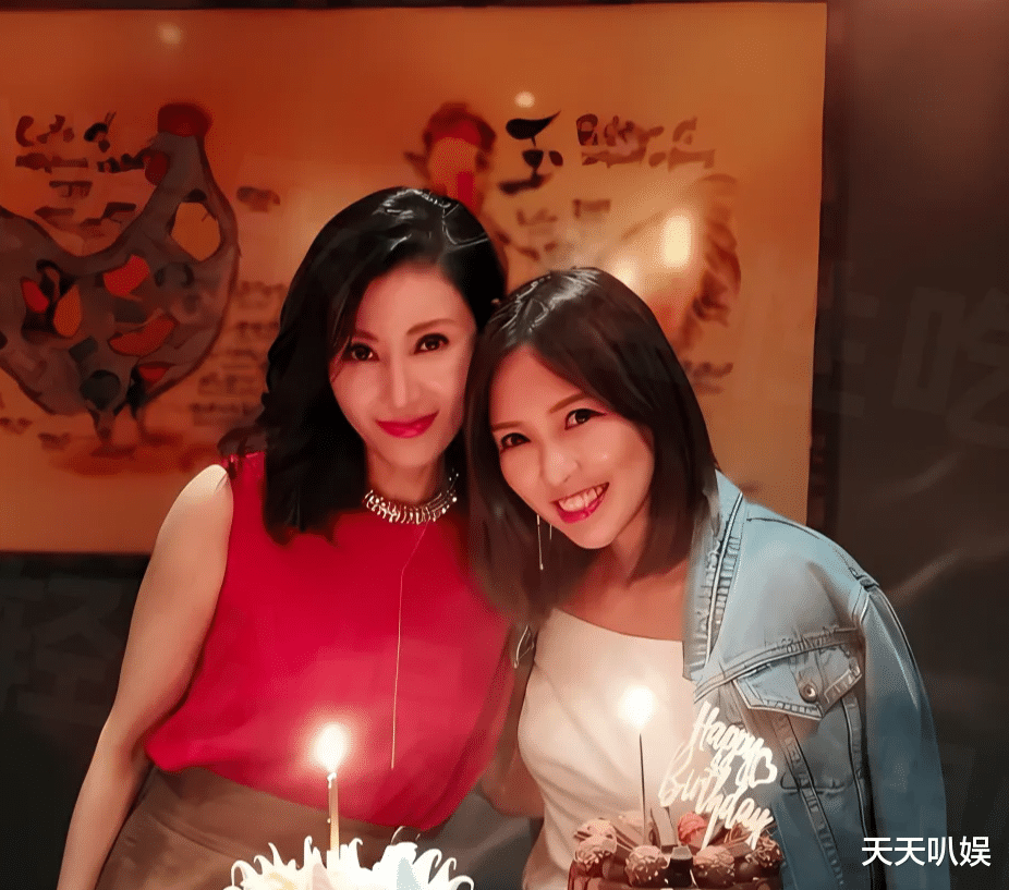 54岁李嘉欣艳压群芳现身贵妇生日会，合照边缘也抢镜