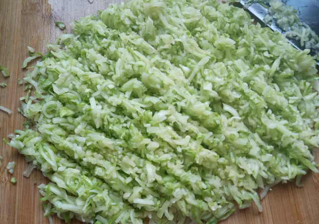 6月天气热,抓紧吃这菜,比黄瓜脆嫩比茄子鲜美,包饺子贼香