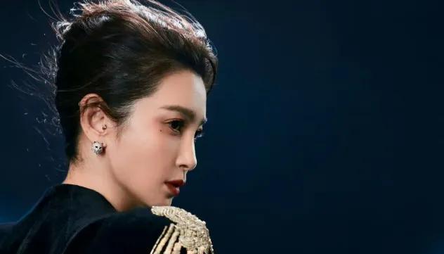 和周迅互撕20年后，李冰冰终于捧红了“亲闺女”：还是她狠！