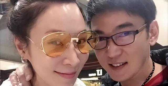 57岁焦恩俊地中海戴假发,走穴赚钱养俩女儿,身材倒是依旧能打