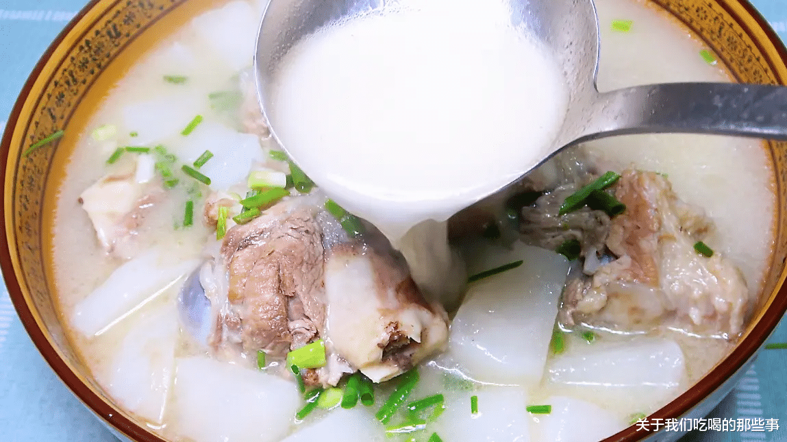 炖骨头汤时，牢记只用2种调料，骨汤浓白鲜香无腥味，3碗不够喝