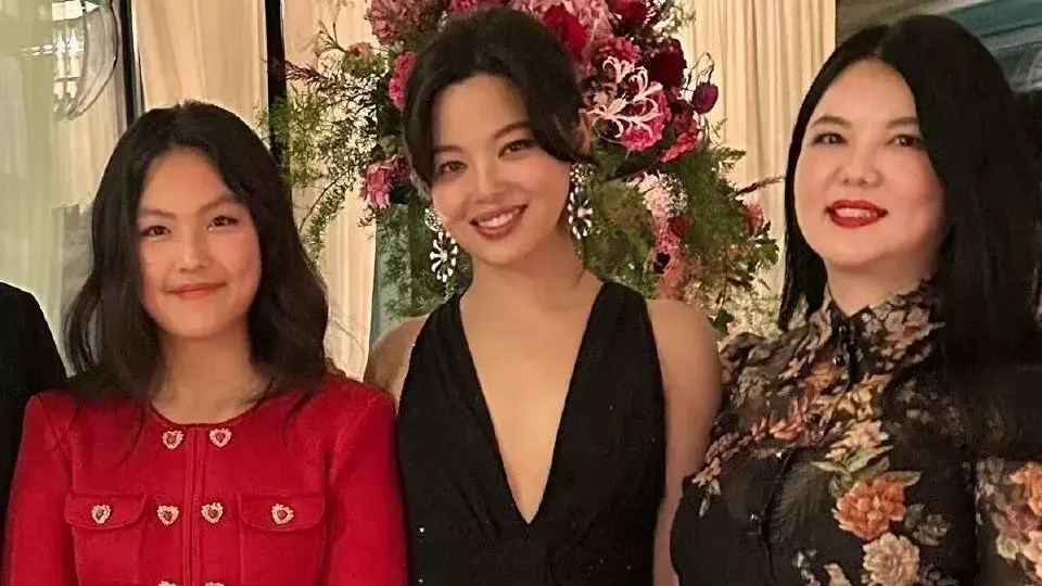 李湘身材快爆开了！王诗龄亮相巴黎晚宴，跟辛芷蕾合影稳居C位