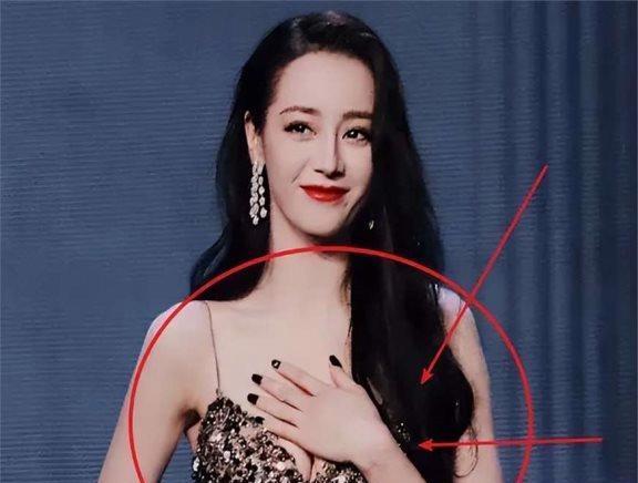 没想到，捂胸争议过去仅仅一年，迪丽热巴就以这种姿态出现