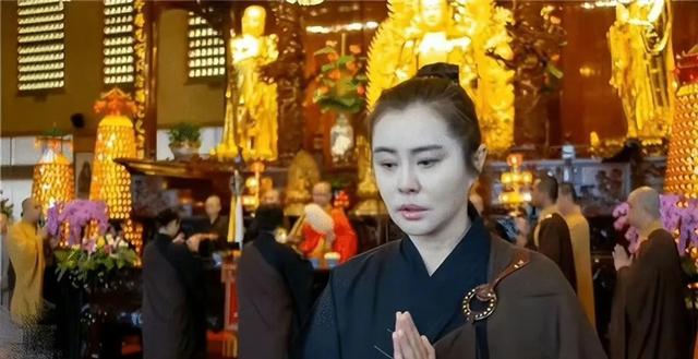 王祖贤在温哥华参加园游会,她披着长发,戴着眼镜,她过的很好!