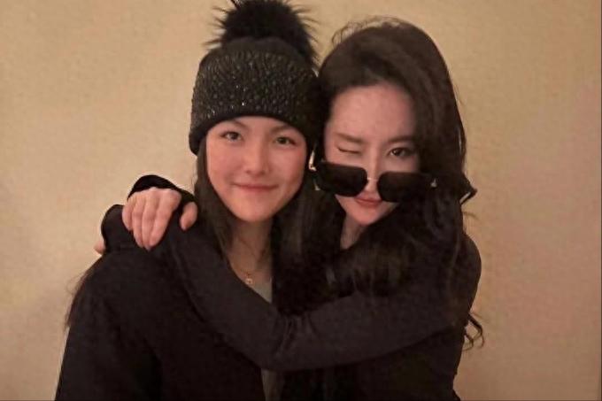 刘亦菲王诗龄赴的是朱珠私宴画展,她迷倒法拉利总裁、嫁清华教授