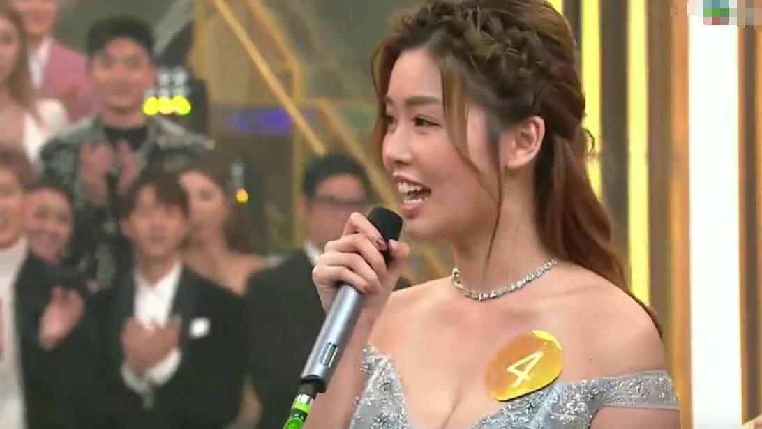 李芷晴夺港姐桂冠，胸前风景引轰动，网友：这身材也太惊艳了吧！