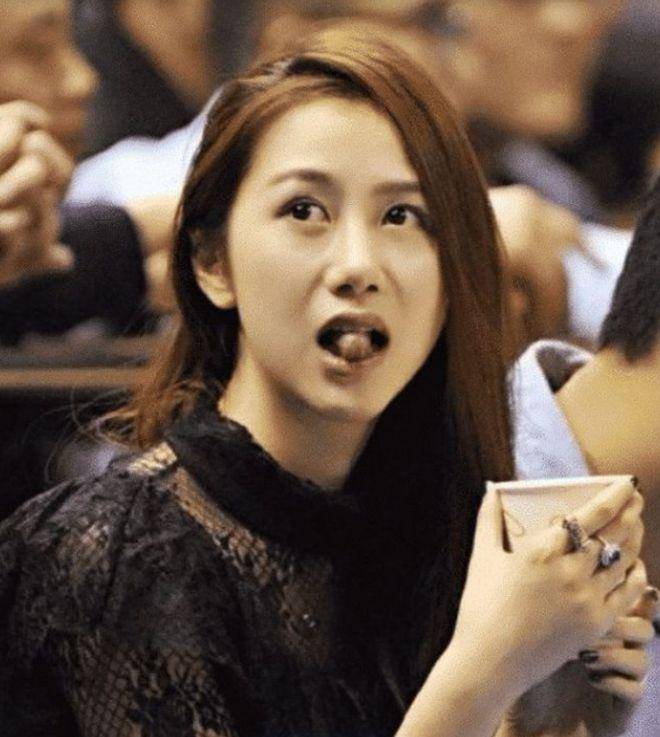 不愿和孙悦复合，陈露粉衣惊艳亮相，两娃辣妈身材依旧完美