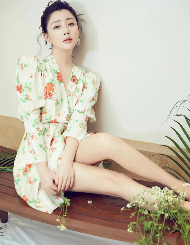 她是演员中的女富豪,多辆豪车轮流开,如今44岁却活得像20岁