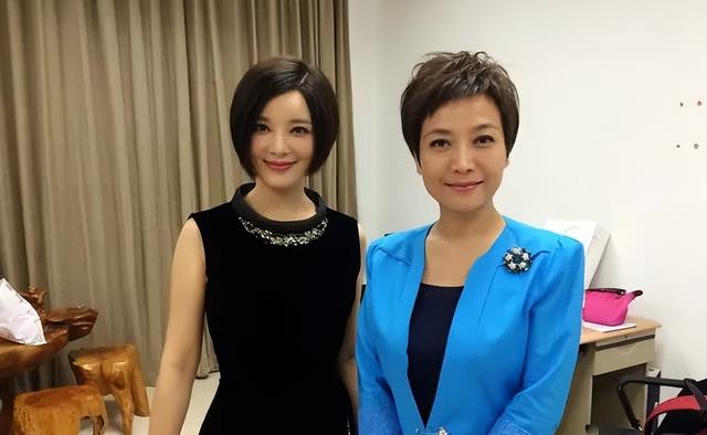央视主持贺红梅：27岁上新闻联播，搭档康辉传绯闻，56岁婚姻成谜