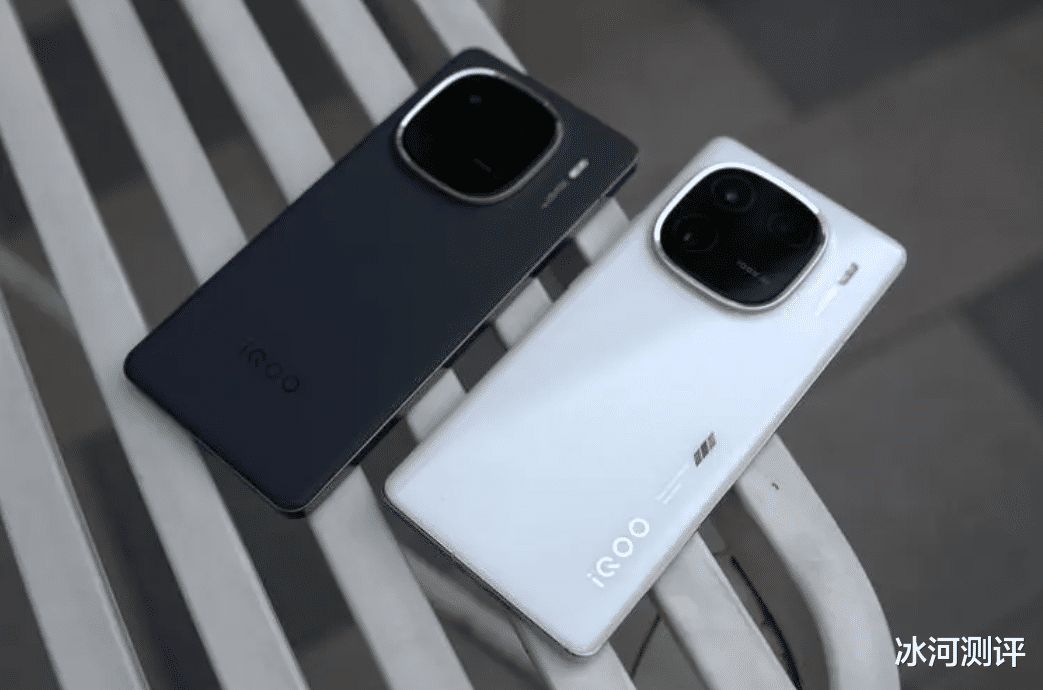 小米14与IQOO 12对决，300元差价背后的选择，两款谁更胜一筹？