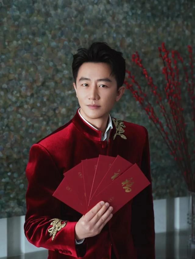 来看看黄轩颜值巅峰时期,他的身上散发艺术气息。