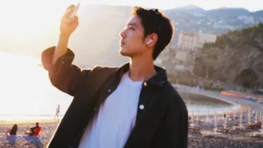 肖战连续两年不能跨年，多人议论肖战被抛弃，工作室评论区粉丝吵翻天