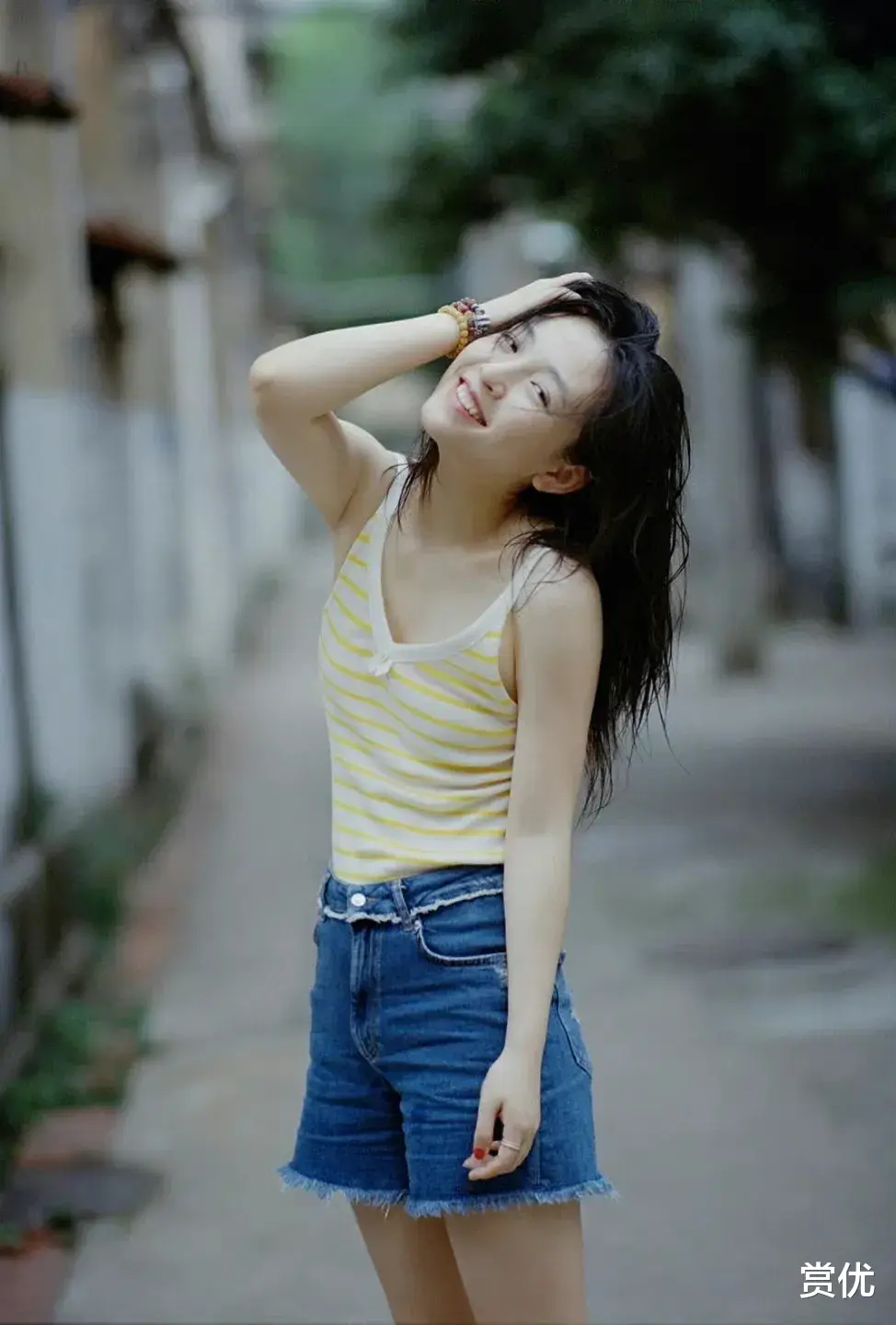 吴倩青春靓丽 大长腿美足