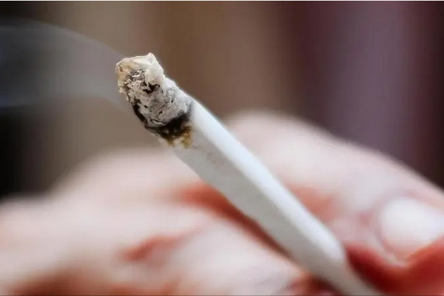 一天最少15次！41岁大哥查出癌症晚期，妻子痛哭：怎么劝都劝不住