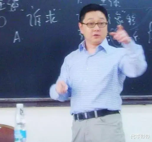 他曾经是央视门面，一句话断送硕士前程，如今在网综“混口饭吃”