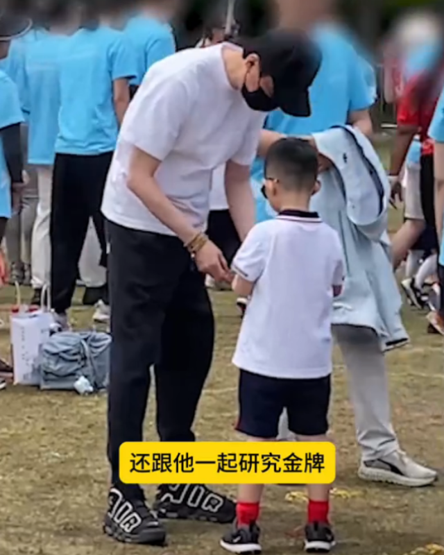 赵丽颖祖孙三代聚餐，遭逢大雨颖宝暖心护爱子，想想虎头虎脑像爸