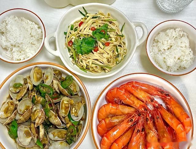 北京丁克一家晒二人食晚餐走红网络，一年攒50万，网友：活通透了