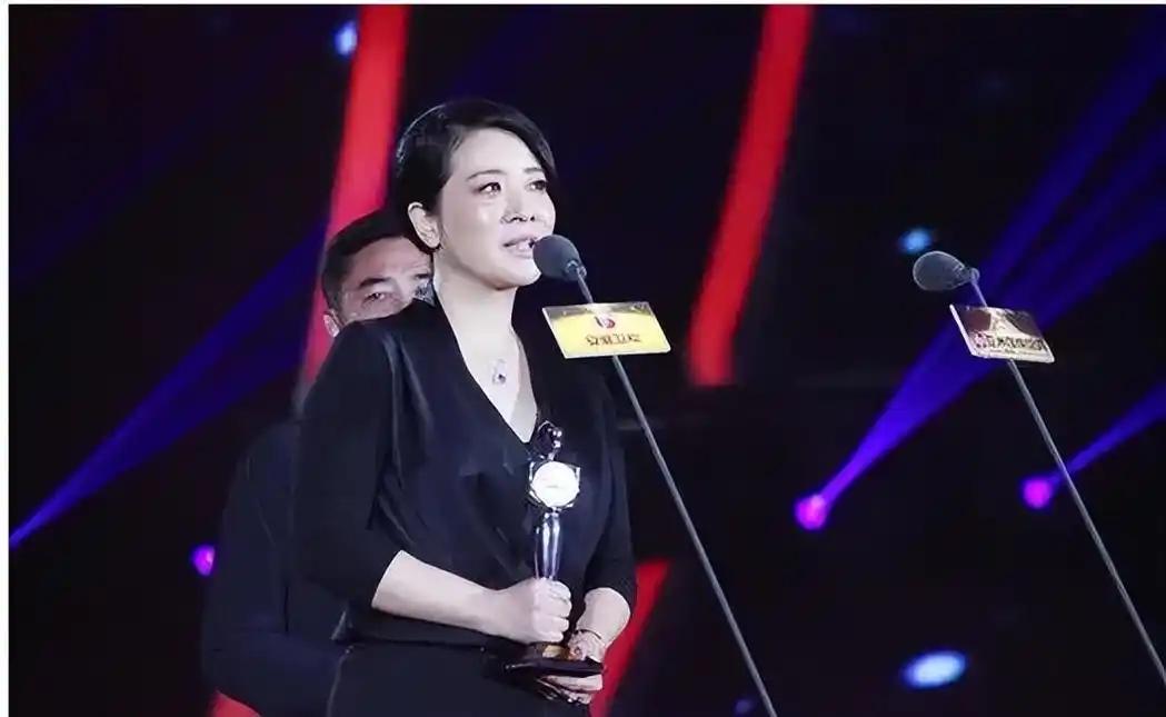 结婚25年分居14年，妻子屡牵小鲜肉，他坐轮椅也不离婚背后的原因